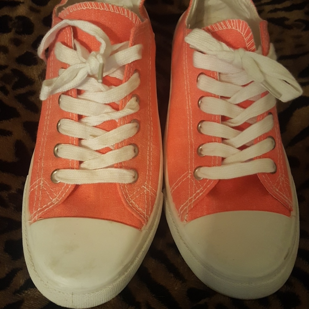 Women's maurices canvas sneakers size 8.5M.